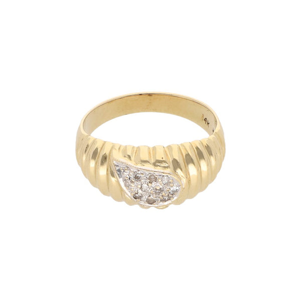 Anillo acanalado con diamantes en oro amarillo 14 kilates.