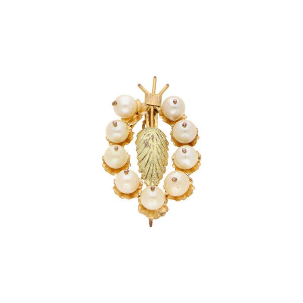 Prendedor laminado con perlas en oro amarillo 10 kilates.