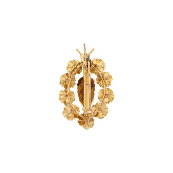Prendedor laminado con perlas en oro amarillo 10 kilates.