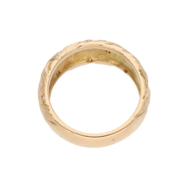 Anillo estilizado con diamantes en oro amarillo 14 kilates.