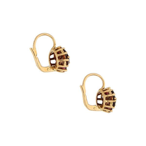 Aretes calados con granates en oro amarillo 18 kilates.