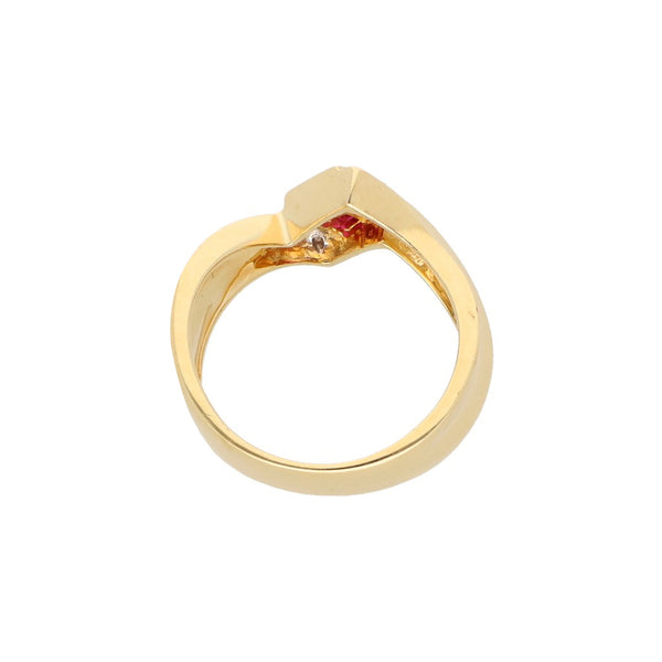 Anillo estilizado con diamantes y rubíes en oro amarillo 18 kilates.