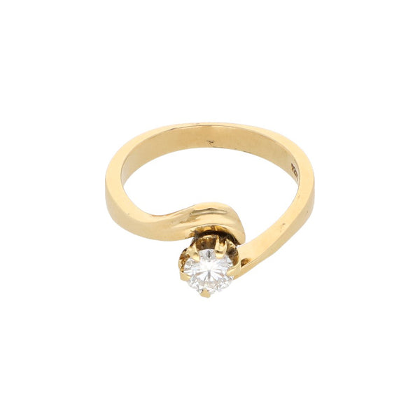 Anillo solitario con diamante en oro amarillo 18 kilates.