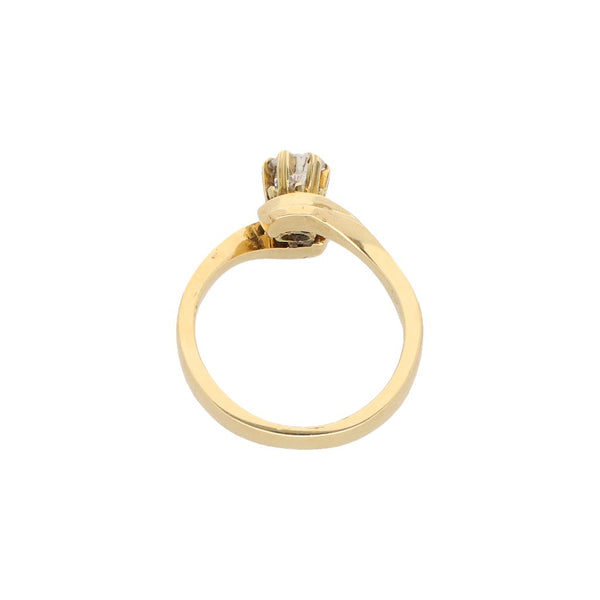 Anillo solitario con diamante en oro amarillo 18 kilates.