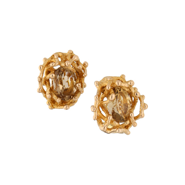 Aretes barrocos con cuarzos en oro amarillo 14 kilates.