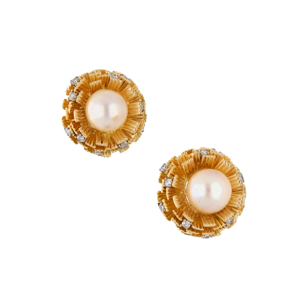 Aretes estilizados con diamantes y perlas en oro amarillo 18 kilates.