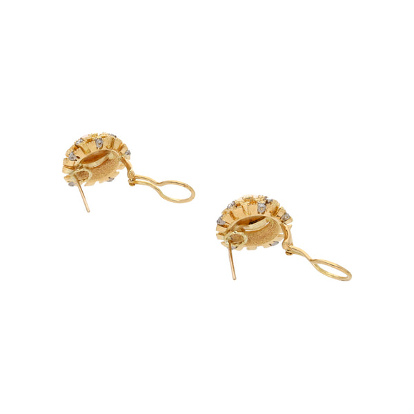 Aretes estilizados con diamantes y perlas en oro amarillo 18 kilates.