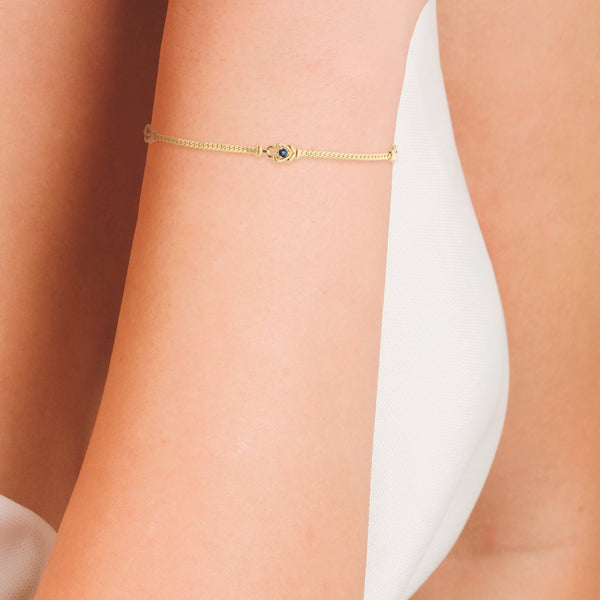 Pulsera eslabón planchado con aplicaciones y sintéticos en oro amarillo 18 kilates.