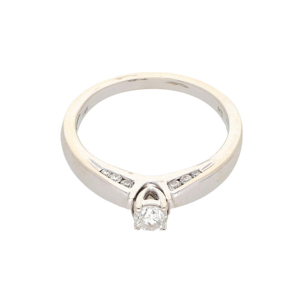 Anillo estilizado con diamantes en oro blanco 14 kilates.