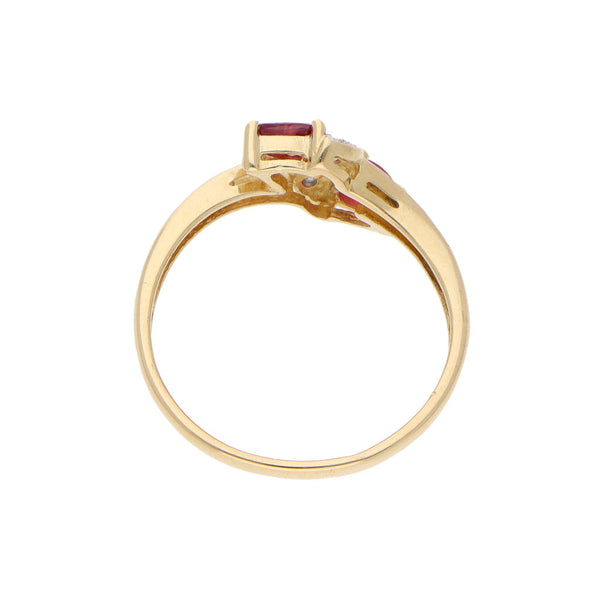 Anillo diseño especial con diamantes y rubíes en oro amarilo 14 kilates.