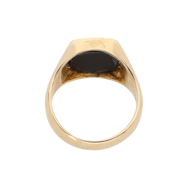 Anillo tipo sello con ónix en oro amarillo 14 kilates.