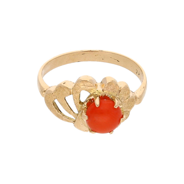 Anillo estilizado con coral en oro amarillo 10 kilates.