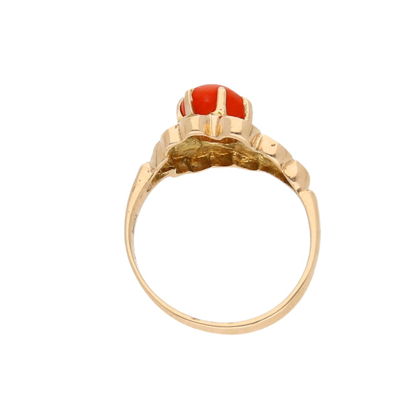 Anillo estilizado con coral en oro amarillo 10 kilates.