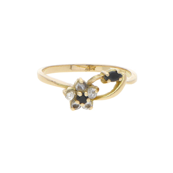 Anillo calado motivo floral con sintéticos en oro amarillo 14 kilates.