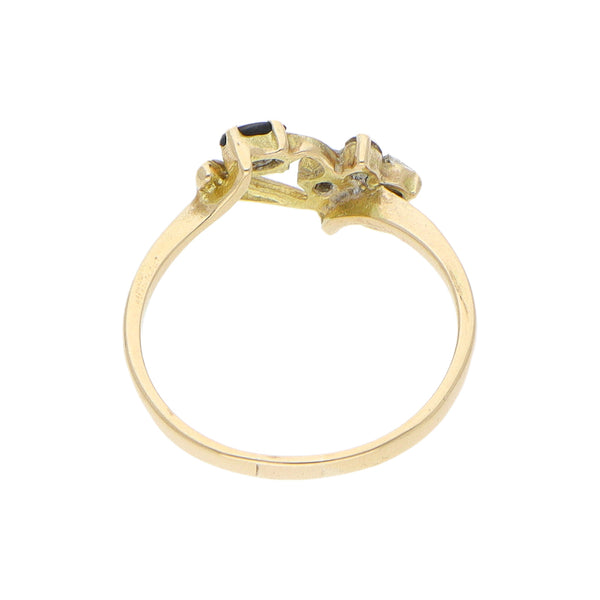 Anillo calado motivo floral con sintéticos en oro amarillo 14 kilates.