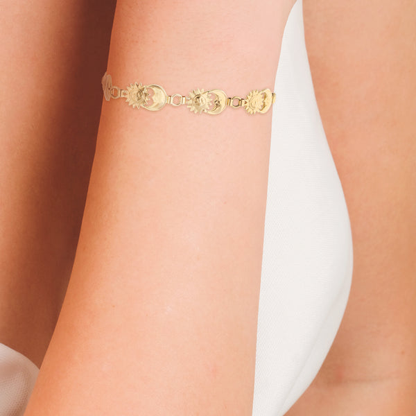 Pulsera eslabón combinado motivo sol y luna en oro amarillo 14 kilates.