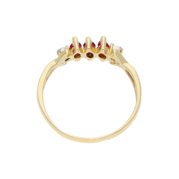 Anillo diseño especial con rubíes y circonias en oro amarillo 10 kilates.