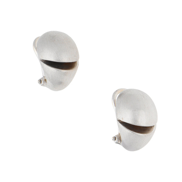 Aretes huecos en oro blanco 14 kilates.