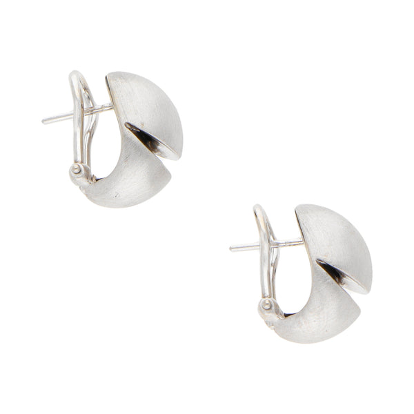 Aretes huecos en oro blanco 14 kilates.