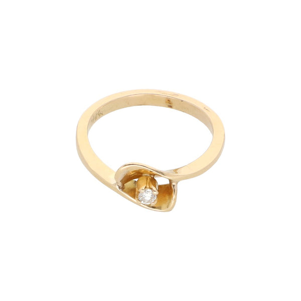 Anillo solitario con diamante en oro amarillo 14 kilates.