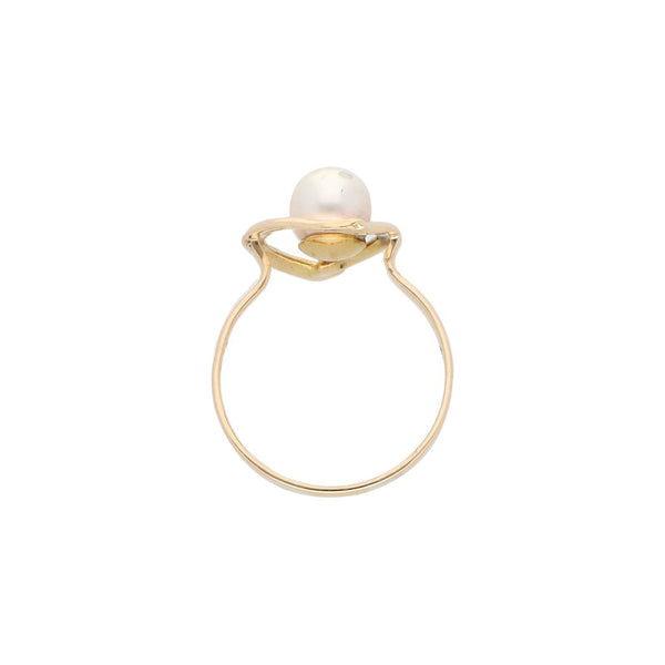 Anillo calado con perla en oro amarillo 14 kilates.