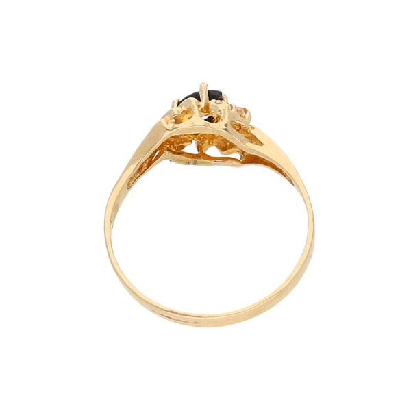 Anillo diseño especial con sintéticos en oro amarillo 14 kilates.