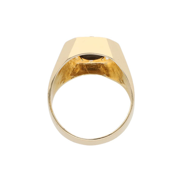 Anillo tipo sello con ónix y circonias en oro amarillo 14 kilates.