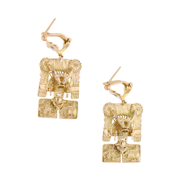 Aretes estilizados con colgantes motivo prehispánico con sintéticos en oro amarillo 12 kilates.