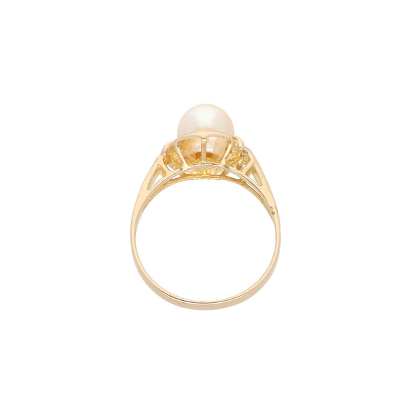 Anillo estilizado con diamantes y perla en oro amarillo 14 kilates.