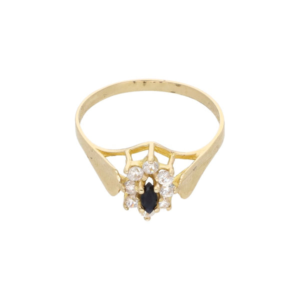 Anillo estilizado con circonias y zafiro en oro amarillo 14 kilates.
