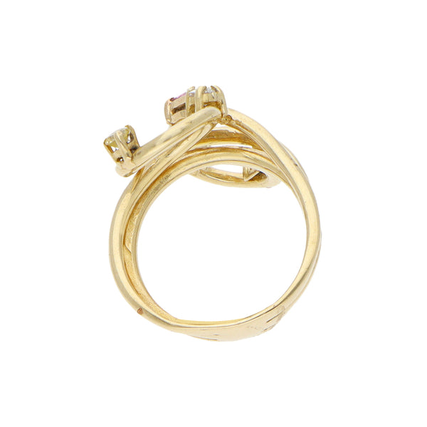 Anillo estilizado con sintéticos en oro amarillo 14 kilates.