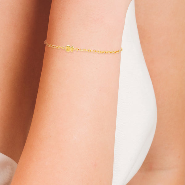 Pulsera eslabón cruzado con aplicación motivo oso firma Tous en oro amarillo 18 kilates.