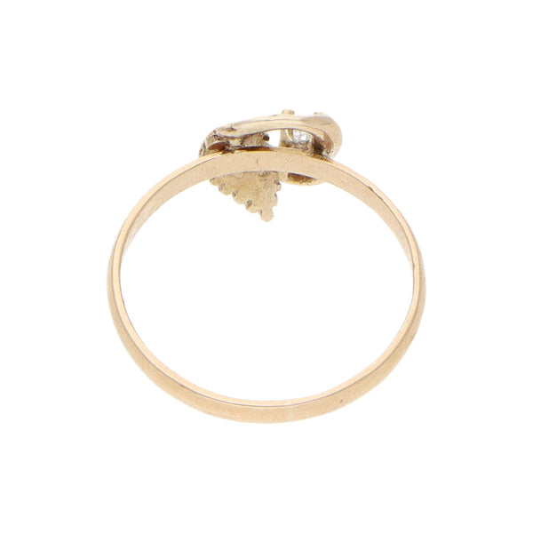 Anillo estilizado con diamante en oro amarillo 14 kilates.