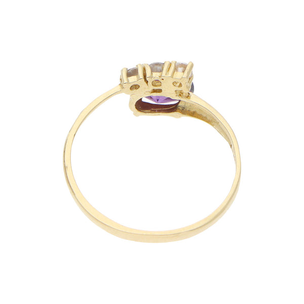 Anillo diseño especial con sintético y circonias en oro amarillo 14 kilates.