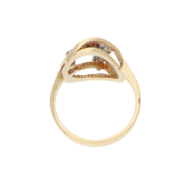 Anillo calado con diamantes en oro amarillo 14 kilates.