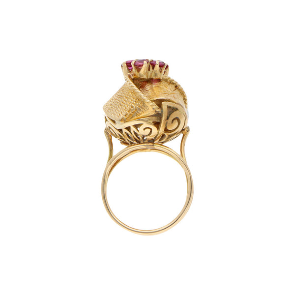 Anillo diseño especial con rubíes en oro amarillo 14 kilates.