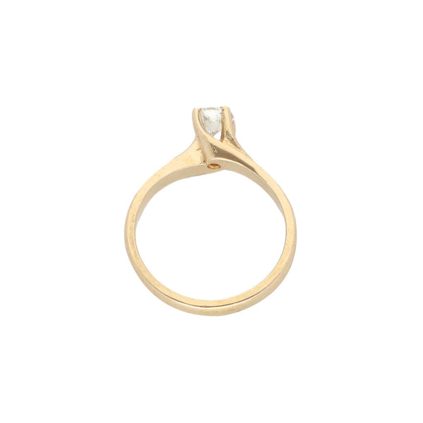 Anillo solitario con diamante en oro amarillo 14 kilates.