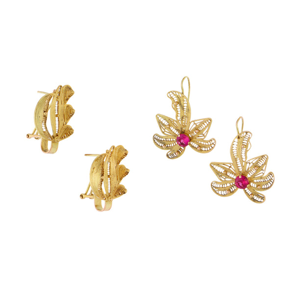 Aretes calados motivo flor con sintéticos y aretes diseño especial en oro amarillo 10 kilates.