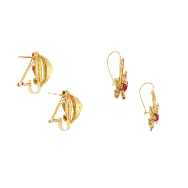 Aretes calados motivo flor con sintéticos y aretes diseño especial en oro amarillo 10 kilates.