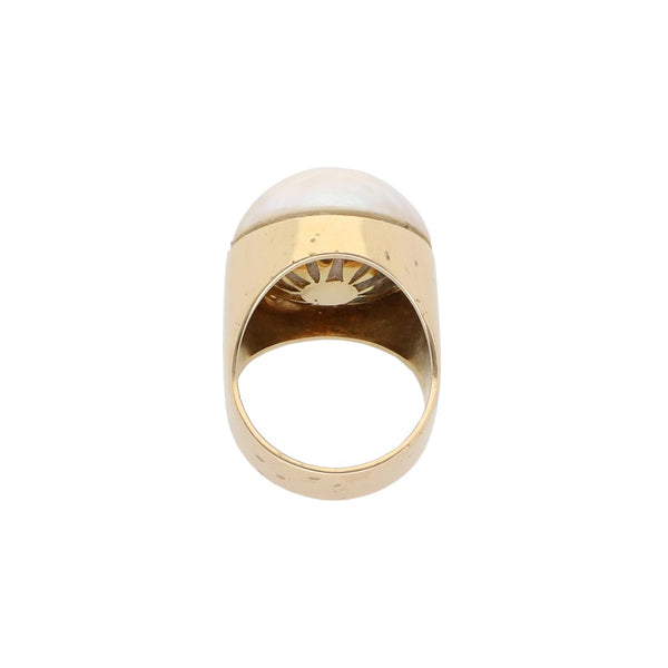 Anillo estilizado con perla en oro amarillo 14 kilates.