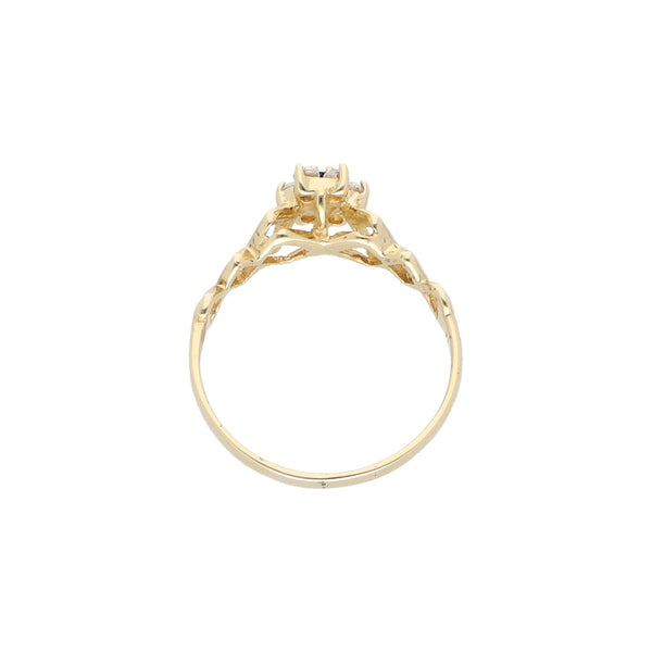 Anillo calado con sintéticos en oro amarillo 14 kilates.