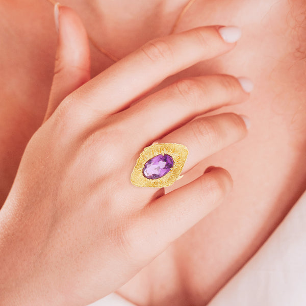 Anillo diseño especial con sintético en oro amarillo 18 kilates.