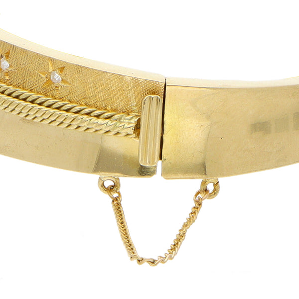 Pulsera de arillo ovalada articulada con diamantes en oro amarillo 18 kilates.