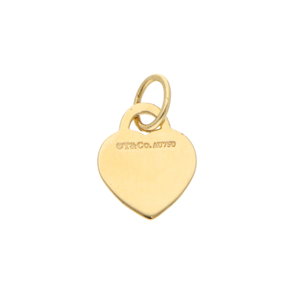 Dije liso motivo corazón firma Tiffany & Co en oro amarillo 18 kilates.