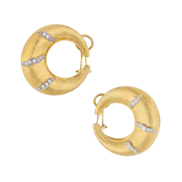 Aretes diseño especial con diamantes en oro amarillo 18 kilates.