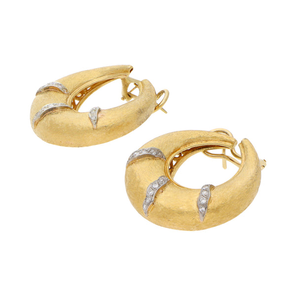 Aretes diseño especial con diamantes en oro amarillo 18 kilates.