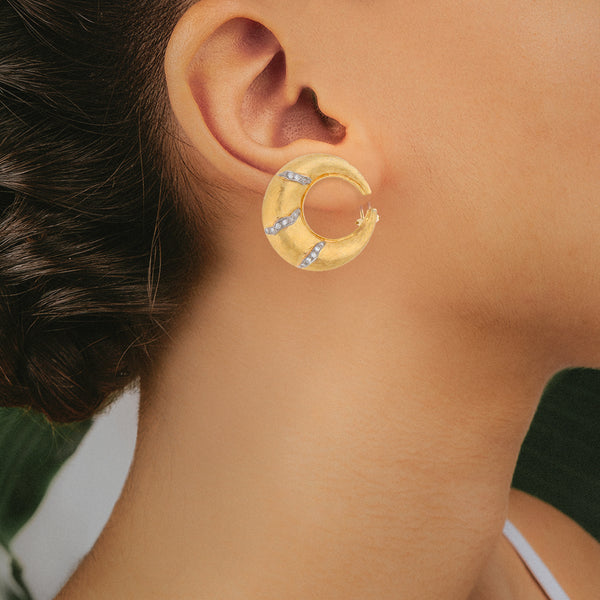 Aretes diseño especial con diamantes en oro amarillo 18 kilates.