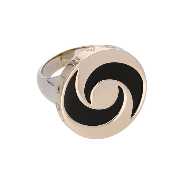 Anillo diseño italiano firma Bvlgari con ónix en acero y oro blanco 18 kilates.