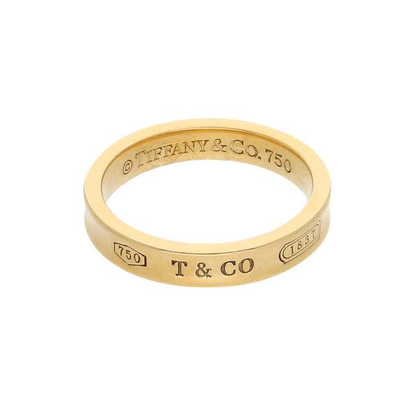 Argolla diseño especial firma Tiffany & Co. en oro amarillo 18 kilates.