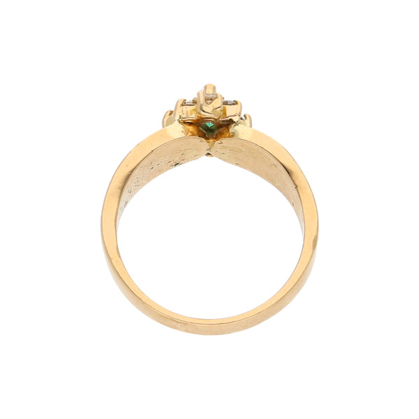 Anillo estilizado con esmeralda y sintéticos en oro amarillo 18 kilates.